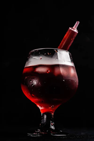 Ματωμένο Αλκοολικό Κοκτέιλ Σύριγγα — Φωτογραφία Αρχείου