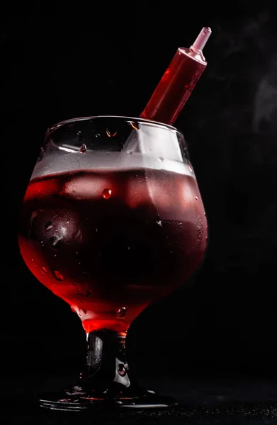 Cocktail Alcoolique Sanglant Avec Une Seringue — Photo