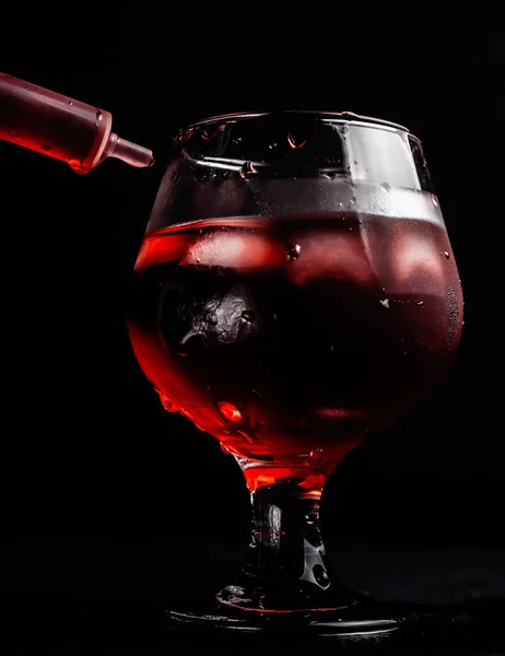 Bloody Cóctel Alcohólico Con Una Jeringa — Foto de Stock