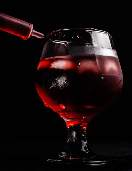 Bloody Cóctel Alcohólico Con Una Jeringa — Foto de Stock