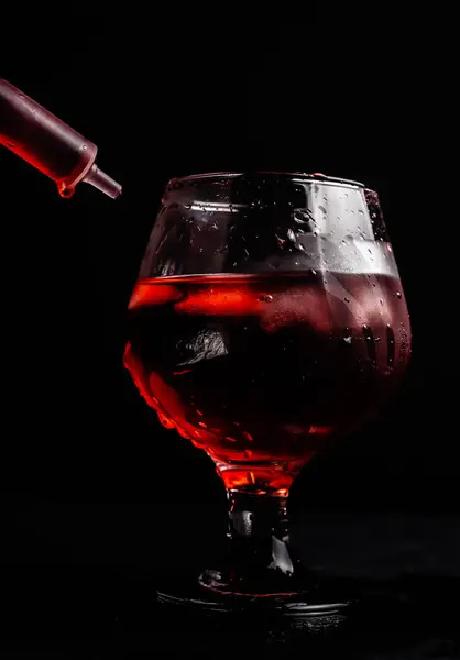 Bloody Cóctel Alcohólico Con Una Jeringa —  Fotos de Stock