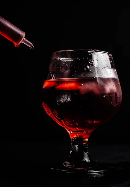 Blodiga Alkoholhaltiga Cocktail Med Spruta — Stockfoto