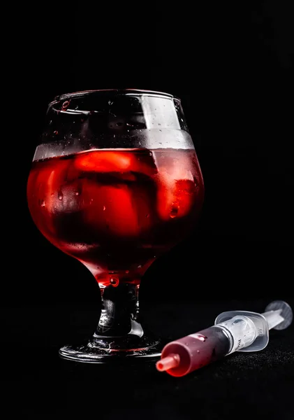 Blodiga Alkoholhaltiga Cocktail Med Spruta — Stockfoto