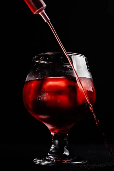 Blodiga Alkoholhaltiga Cocktail Med Spruta — Stockfoto