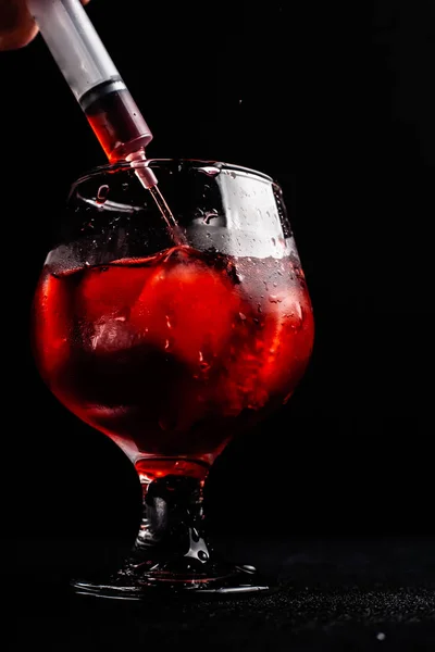Blutiger Alkoholischer Cocktail Mit Spritze — Stockfoto