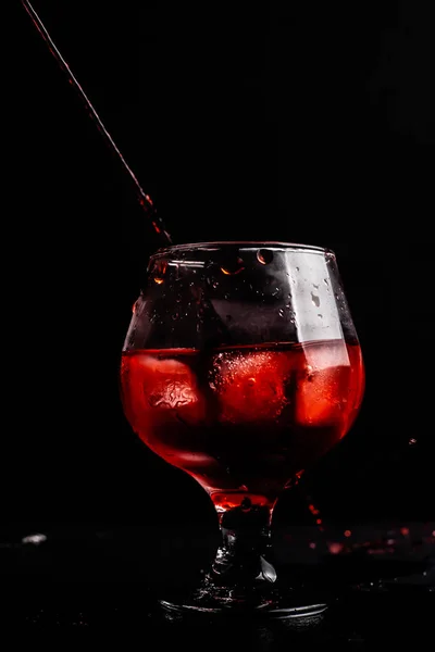 Bloody Cóctel Alcohólico Con Una Jeringa — Foto de Stock