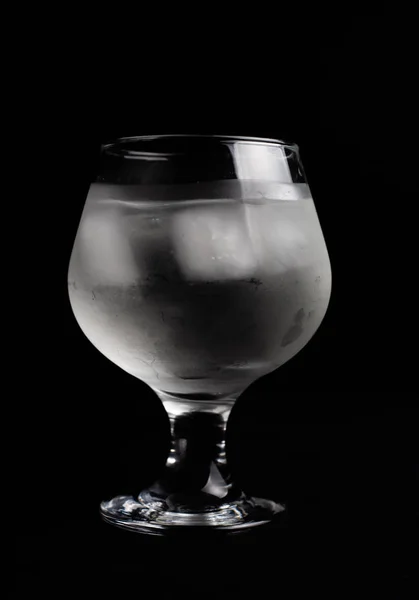 Een Veld Glas Met Ijs Een Donkere Achtergrond — Stockfoto