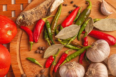 Tahtadaki çeşitli malzemeler..