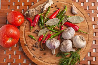 Tahtadaki çeşitli malzemeler..