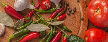 Tahtadaki çeşitli malzemeler..