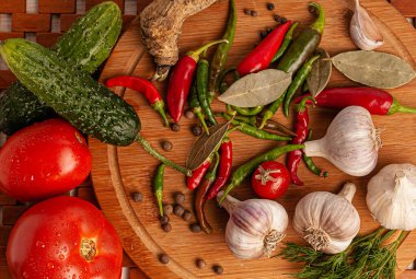 Tahtadaki çeşitli malzemeler..