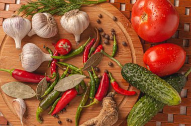 Tahtadaki çeşitli malzemeler..