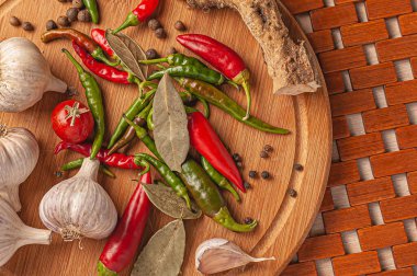 Tahtadaki çeşitli malzemeler..