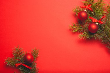 Kırmızı arka planda şenlikli bir kompozisyon. Metin için yeri olan şablon.