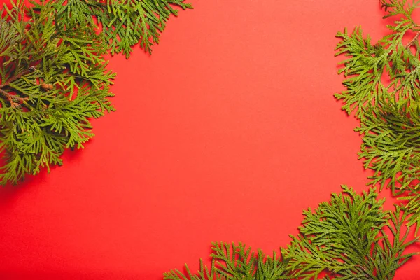 Feestelijke Compositie Een Rode Achtergrond Model Met Plaats Voor Tekst — Stockfoto