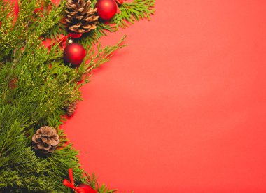 Kırmızı arka planda şenlikli bir kompozisyon. Metin için yeri olan şablon.