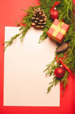 Kırmızı arka planda şenlikli bir kompozisyon. Metin için yeri olan şablon.