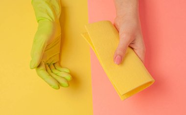 Temizlik için eldiven giymiş kadın eller, bulaşık yıkamak için sünger. Korunma, cilt bakımı ve kadın elinin manikürü..