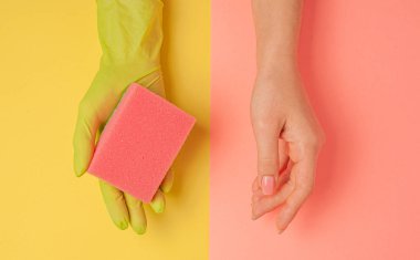 Temizlik için eldiven giymiş kadın eller, bulaşık yıkamak için sünger. Korunma, cilt bakımı ve kadın elinin manikürü..