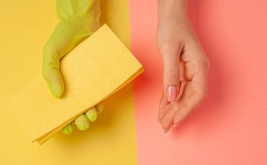 Temizlik için eldiven giymiş kadın eller, bulaşık yıkamak için sünger. Korunma, cilt bakımı ve kadın elinin manikürü..