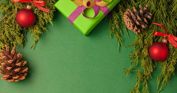 Regalo Navideño Hecho Mano Con Las Manos Femeninas Casa Papel — Foto de Stock