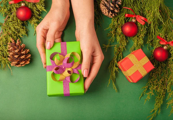 Regalo Navideño Hecho Mano Con Las Manos Femeninas Casa Papel — Foto de Stock