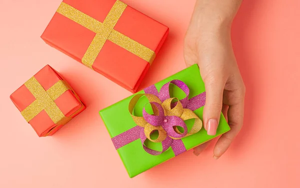 Regalo Navideño Hecho Mano Con Las Manos Femeninas Casa Papel — Foto de Stock