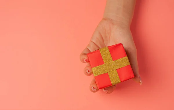 Regalo Navideño Hecho Mano Con Las Manos Femeninas Casa Papel — Foto de Stock