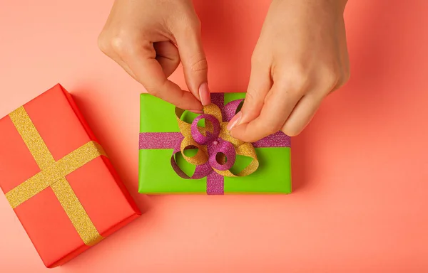 Regalo Navideño Hecho Mano Con Las Manos Femeninas Casa Papel — Foto de Stock