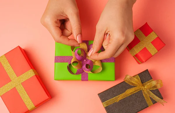 Regalo Navideño Hecho Mano Con Las Manos Femeninas Casa Papel — Foto de Stock