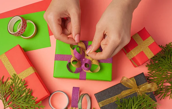 Regalo Navideño Hecho Mano Con Las Manos Femeninas Casa Papel — Foto de Stock