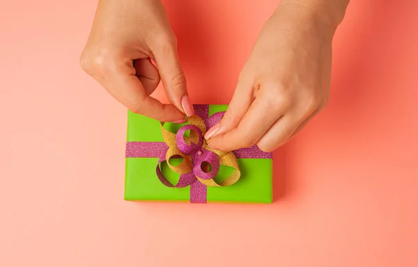 Regalo Navideño Hecho Mano Con Las Manos Femeninas Casa Papel — Foto de Stock