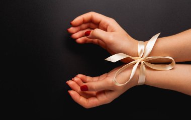 Renkli kağıtta güzel çiçekler. Örgü için en üstteki görünüm.