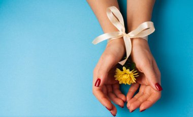 Renkli kağıtta güzel çiçekler. Örgü için en üstteki görünüm.