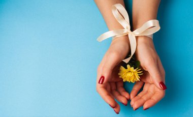 Renkli kağıtta güzel çiçekler. Örgü için en üstteki görünüm.