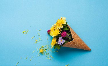 Renkli kağıtta güzel çiçekler. Örgü için en üstteki görünüm.