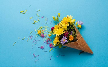 Renkli kağıtta güzel çiçekler. Örgü için en üstteki görünüm.