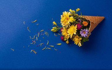 Renkli kağıtta güzel çiçekler. Örgü için en üstteki görünüm.