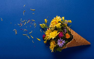 Renkli kağıtta güzel çiçekler. Örgü için en üstteki görünüm.