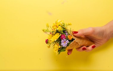 Renkli kağıtta güzel çiçekler. Örgü için en üstteki görünüm.
