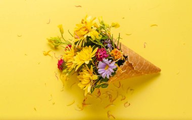 Renkli kağıtta güzel çiçekler. Örgü için en üstteki görünüm.