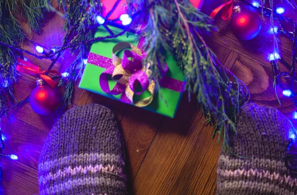 Sta Gebreide Sokken Bij Kerstboom Met Cadeautjes — Stockfoto