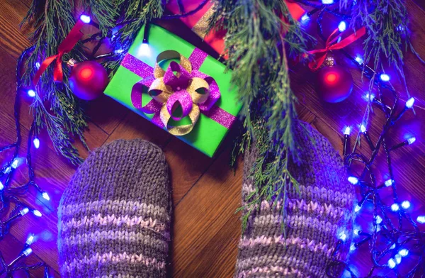 Sta Gebreide Sokken Bij Kerstboom Met Cadeautjes — Stockfoto