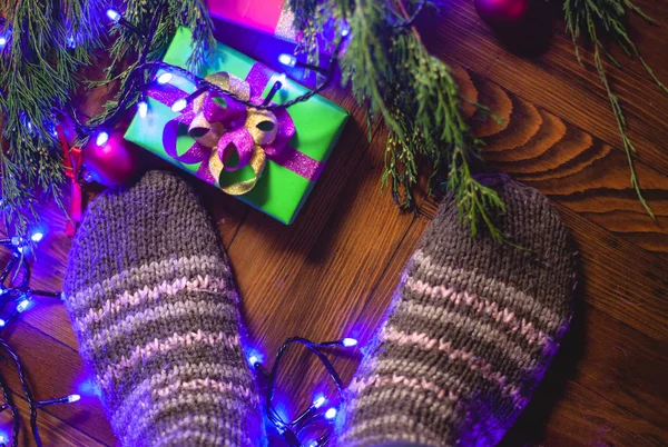 Sta Gebreide Sokken Bij Kerstboom Met Cadeautjes — Stockfoto