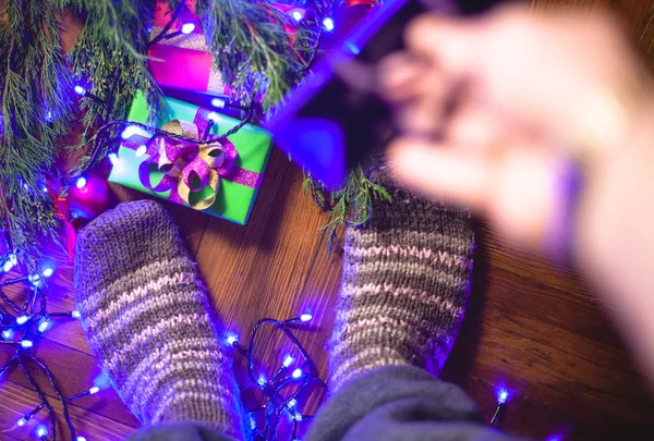 Sta Gebreide Sokken Bij Kerstboom Met Cadeautjes — Stockfoto