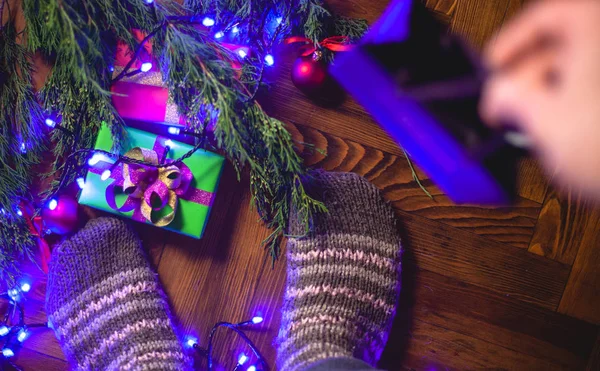 Sta Gebreide Sokken Bij Kerstboom Met Cadeautjes — Stockfoto