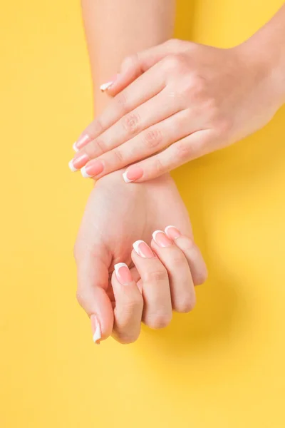 Manicura Francesa Las Manos Jóvenes Una Niña Plano Foto Con — Foto de Stock