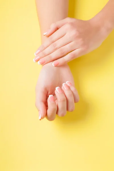 Manicura Francesa Las Manos Jóvenes Una Niña Plano Foto Con — Foto de Stock