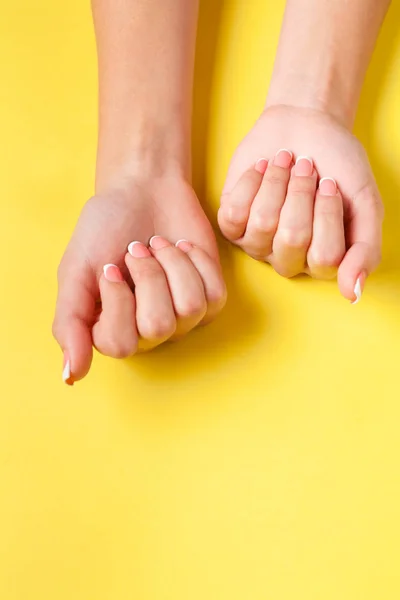 Französische Maniküre Den Jungen Händen Eines Mädchens Flachbild Foto Mit — Stockfoto