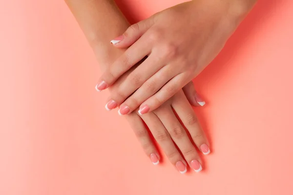 Manicura Francesa Las Manos Jóvenes Una Niña Plano Foto Con — Foto de Stock